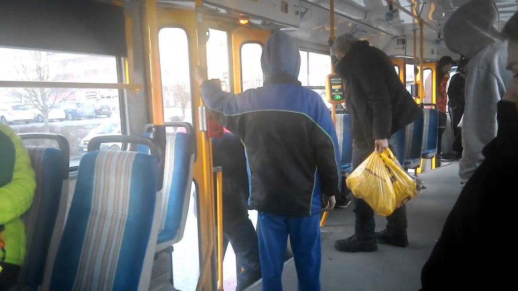 Ožrala v tramvaji