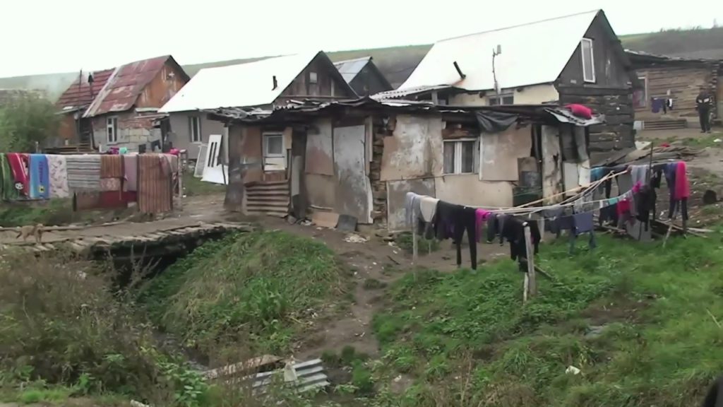 Takto žijí někteří Romové na Slovensku. Špína, chudoba a nelegální stavby.