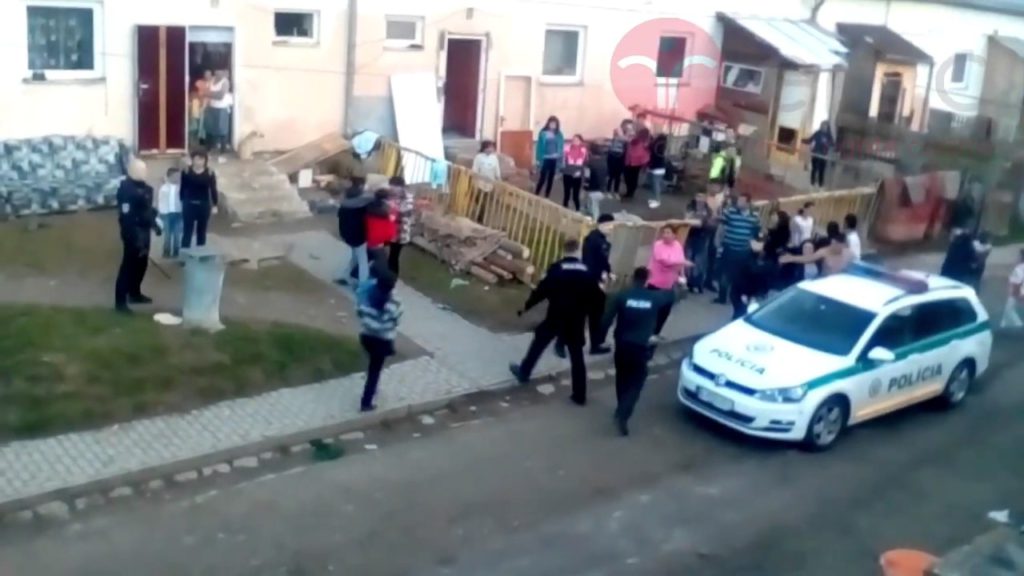 Video které zachytává jako policisté biji Romů v osadě … scénu jako z horu .