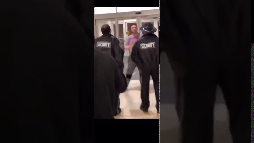 Opilí muž v obchodním centru se hádá s policisty .