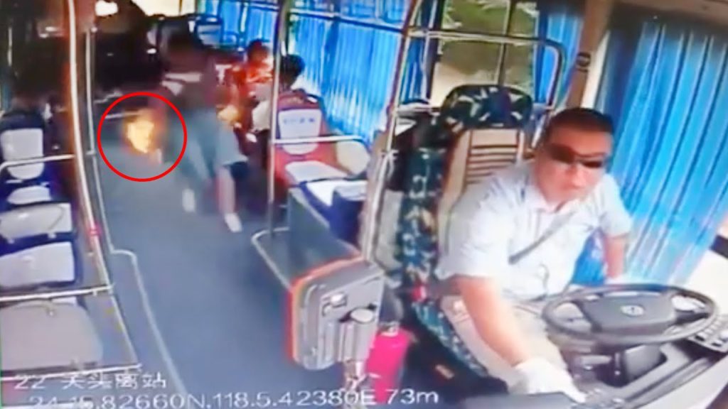 V autobusu exploduje žene v kabelce přenosná energetická banka .
