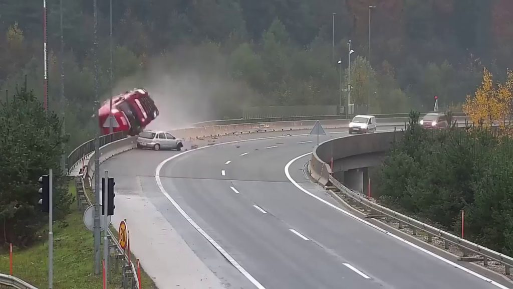 Maďarský nákladní automobil měl nehodu jeho řidič zahynul.