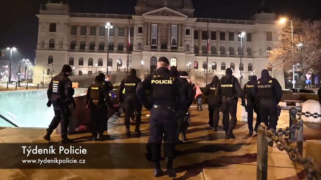 POLICISTÉ UPOZORNILI PROTESTUJÍCÍ NA VÁCLAVÁKU NA PORUŠENÍ NOČNÍHO ZÁKAZU VYCHÁZENÍ