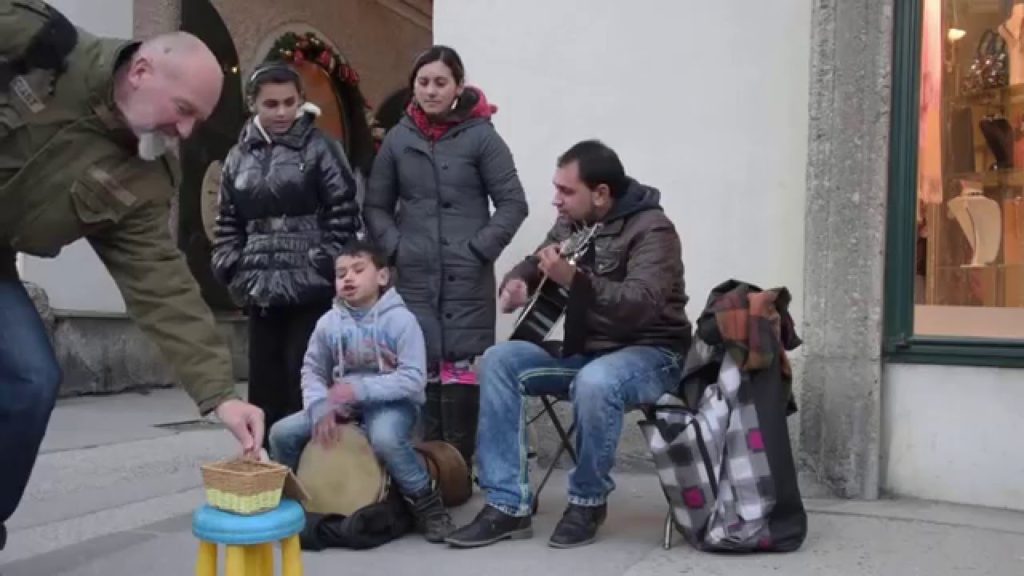 v Salcburku. Pouliční romský muzikanti