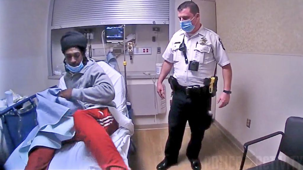 Bodycam zachycuje policejní přestřelku s ozbrojeným mužem v nemocnici v Columbusu v Ohiu