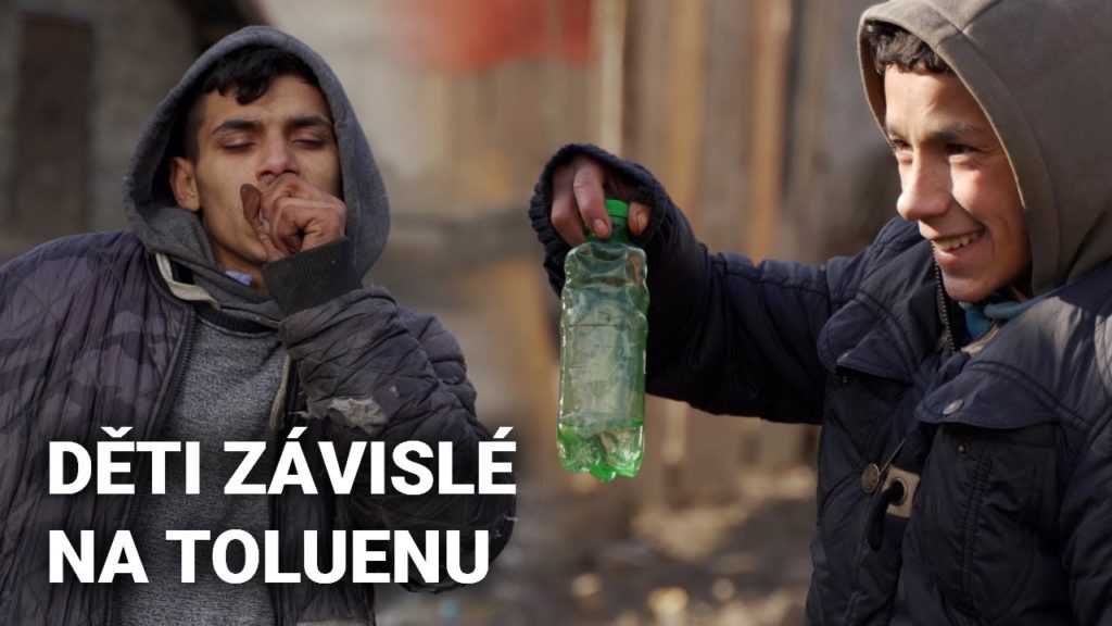 Děti fetujícící toluen v romské osadě Sečovce