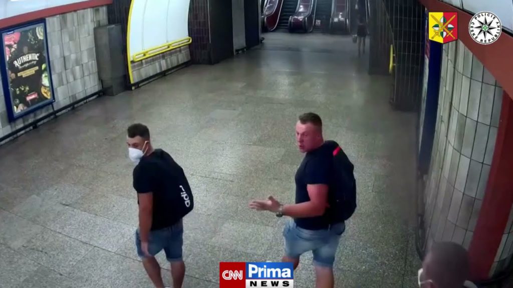 Muž se v metru zastal obtěžované ženy. Od útočníků dostal několik ran pěstí