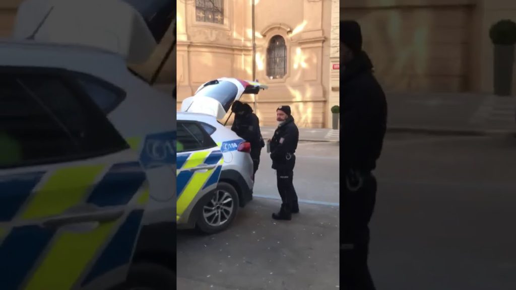 Policisté bez roušek porušují vládní nařízení