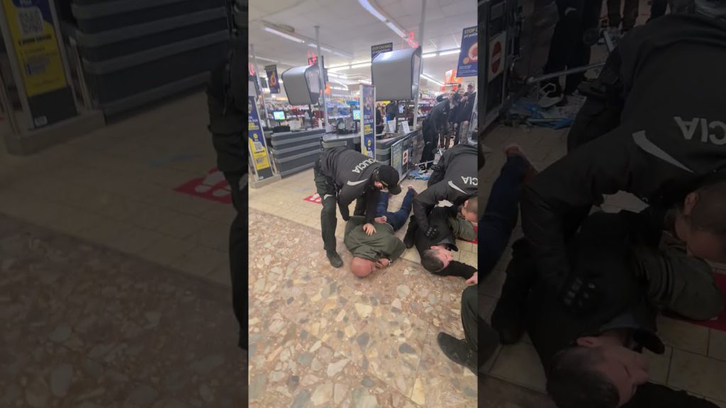 Slovenská policie zasáhla proti lidem v obchodě .
