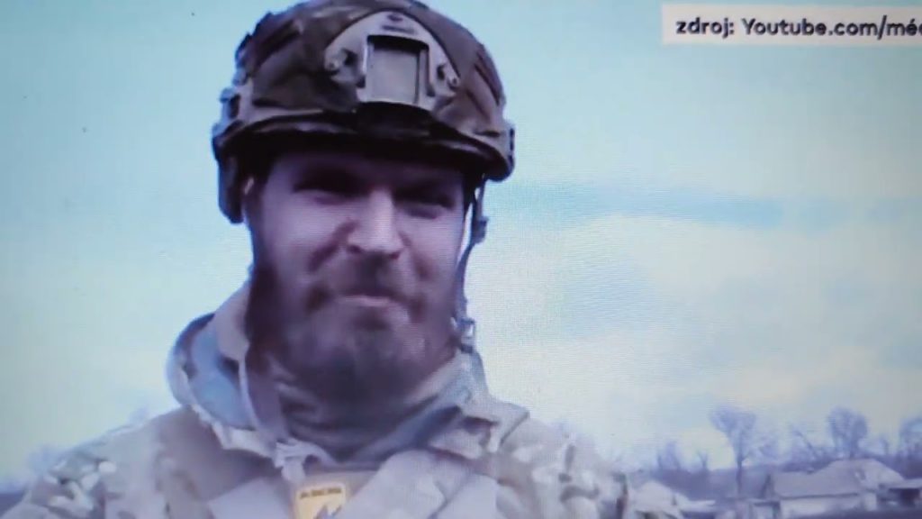 Batalion Azov, nacionalistů, neonacistů, veteránů ukrajinské armády i zahraničních nadšenců