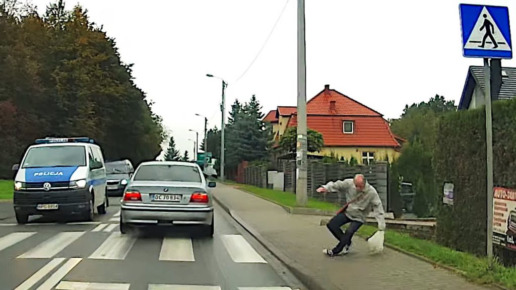 Sražení chodce před policií a útěk
