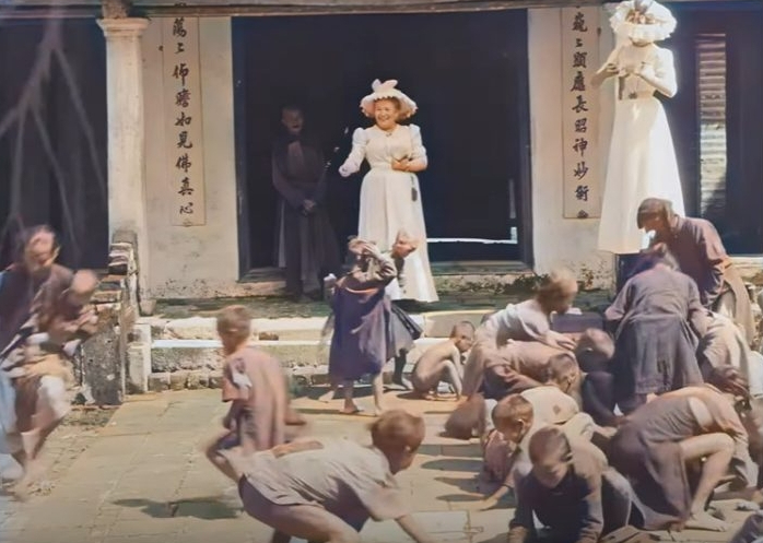 Královna Alžběta hází jídlo na africké děti?, video uvádí nepravdivé informace, zde je skutečná pravda …