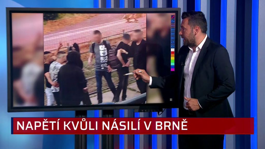 Tři Ukrajinci proti Romům a sahání pro nůž. Fotka má ukazovat okamžiky před vraždou v Brně