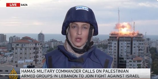 Válka v Izraeli: Reportérka vysílala živě z pásma Gazy. Za ní vybuchla raketa + VIDEO