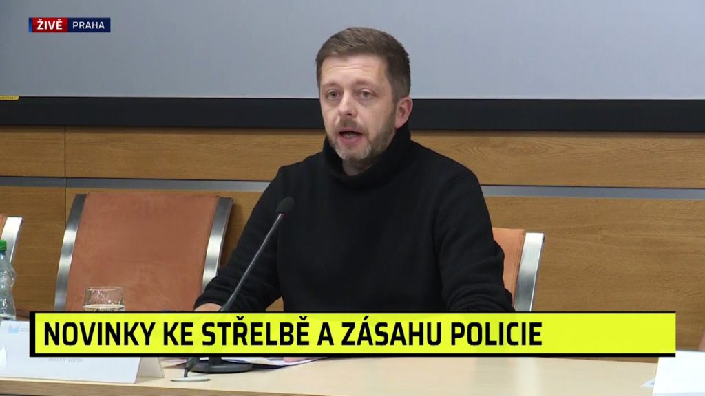Sledujte brífink ministra Rakušana. Mluví o dalších detailech kolem střelby na univerzitě