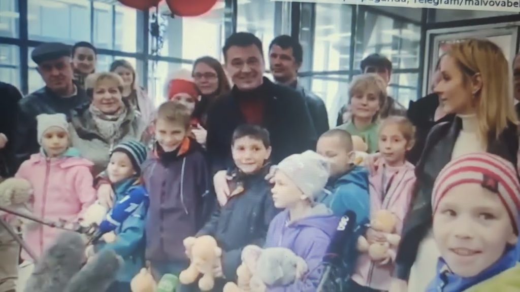 Na bojištích debakl, tak alespoň nějaký dojemný příběh „unesených“ ukrajinských dětí…
