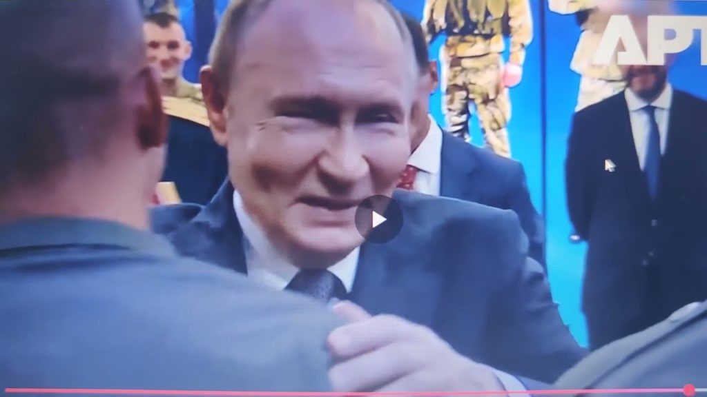 Putin se objímá s kadetkami a kadety, kteří přiznávají: „Vždy jsem snil/snila o vojenské kariéře…