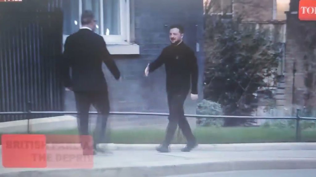 Polibte mi zadek“: váš podělaný pas nechci…“: britský voják BOJUJE za Rusko a PÁLÍ britský pas…