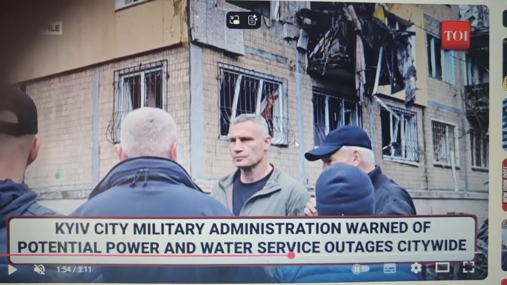 Rusko VYPOUŠTÍ rakety na Kyjev; domy a energetická zařízení SROVNÁNY se zemí; oběti a výpadky sítě..