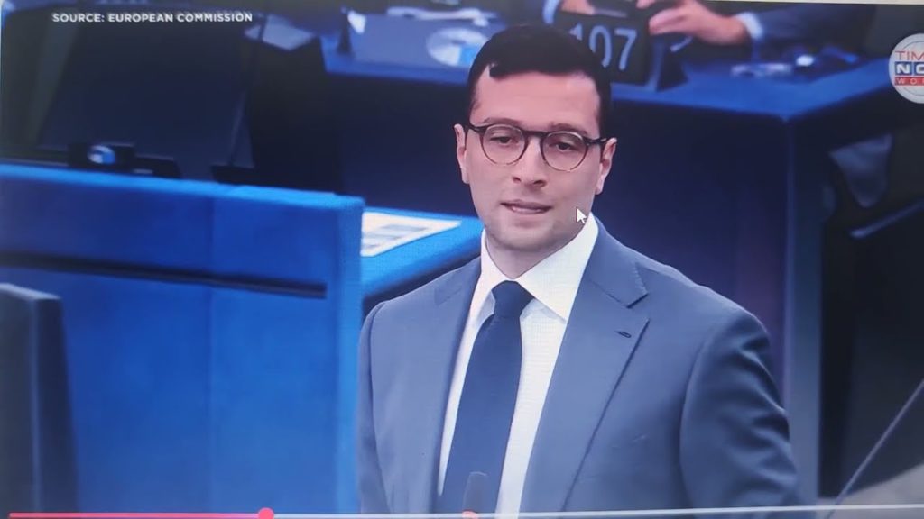 URŠULA versus EU: Francouz Jordan Bardella DRTÍ Uršulu von der Leyenovou v Evropském parlamentu…