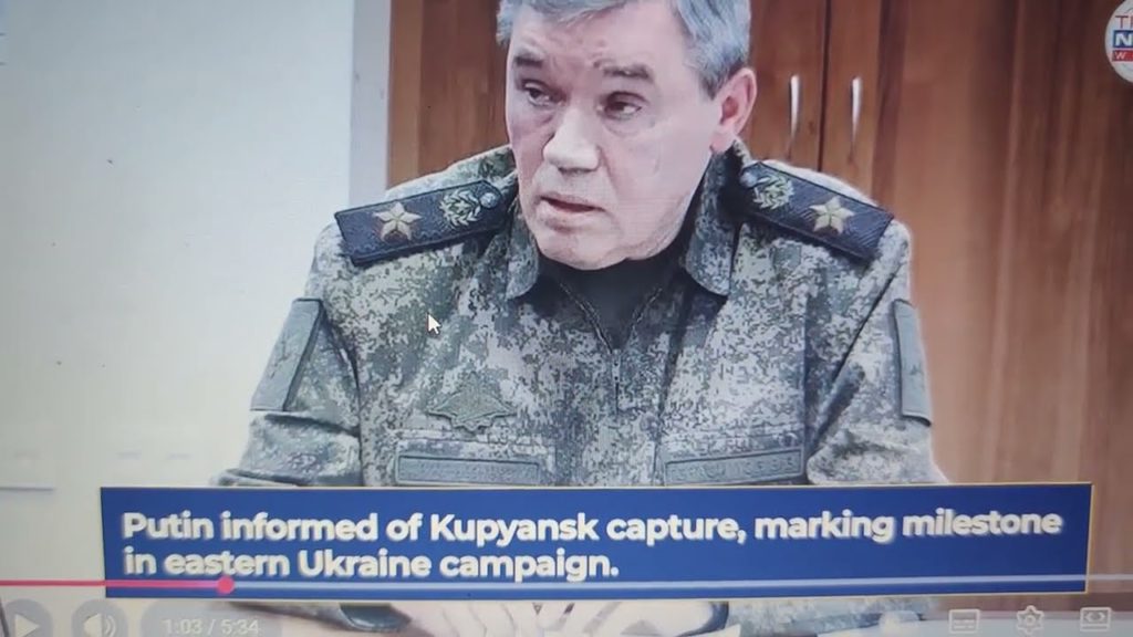 BITVA O KUPJANSK: ruští vojáci vyvěšují vlajky v Kupjansku; dronové záběry ukazují množství výbuchů.