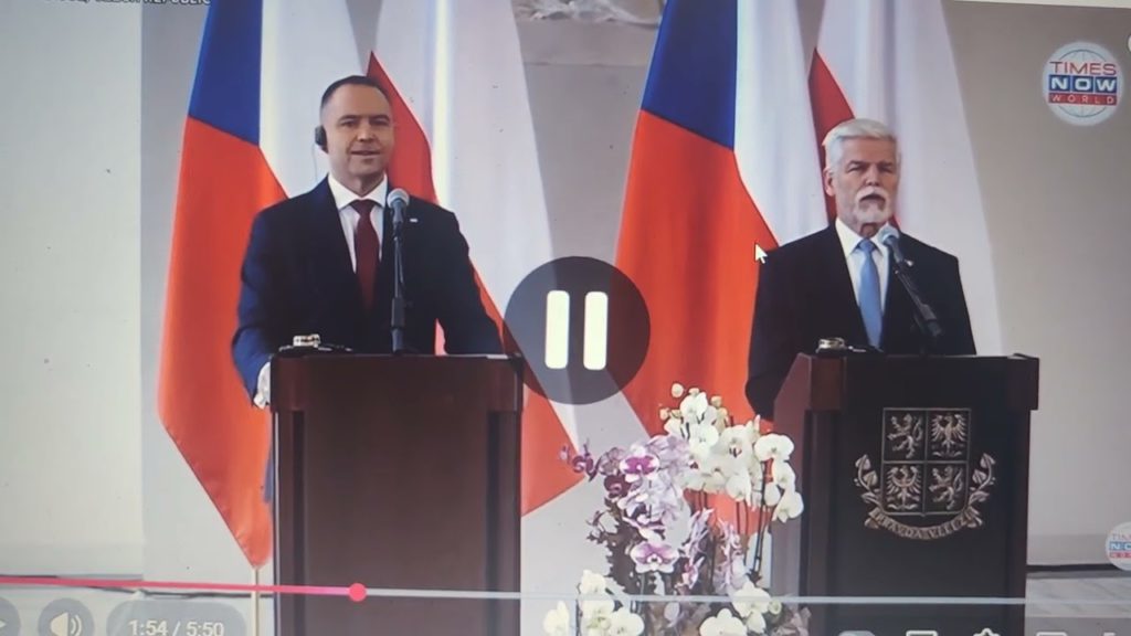 BYLA EVROPA ODSUNUTA DO ÚSTRANÍ? Polský prezident Nawrocki chválí Trumpův tlak na mír ve věci…