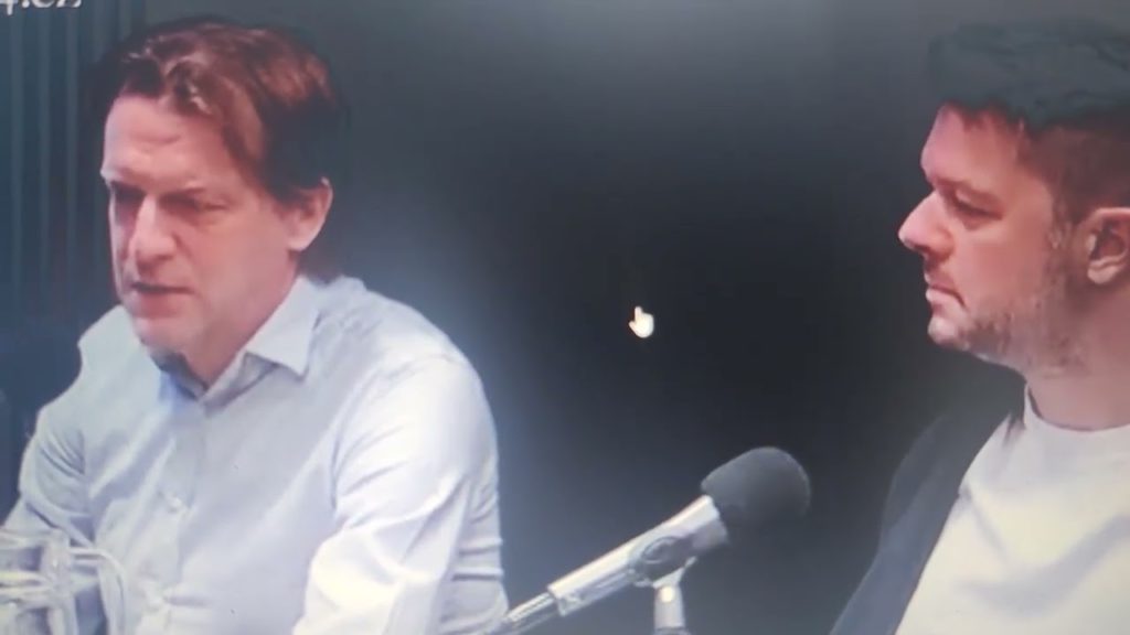 „Oslavy 17.listopadu v Praze jsou karikaturou“ (už jen tím, že přijde klást věnce bývalý bolševik)..