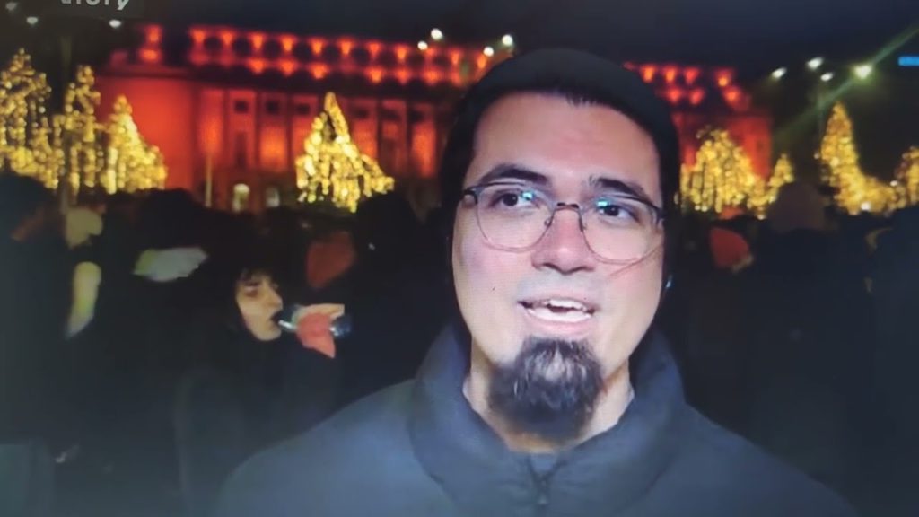 BUKUREŠŤ HOŘÍ: protestující bouří proti úplatnými soudům, které ochraňují rumunské elity…