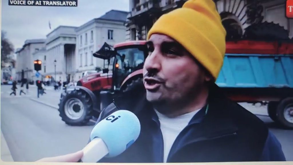 Francie ve varu: farmáři „PONIŽUJÍ“ Macrona; rozstřikují kravskou krev a sypou hnůj k budovám vlády.