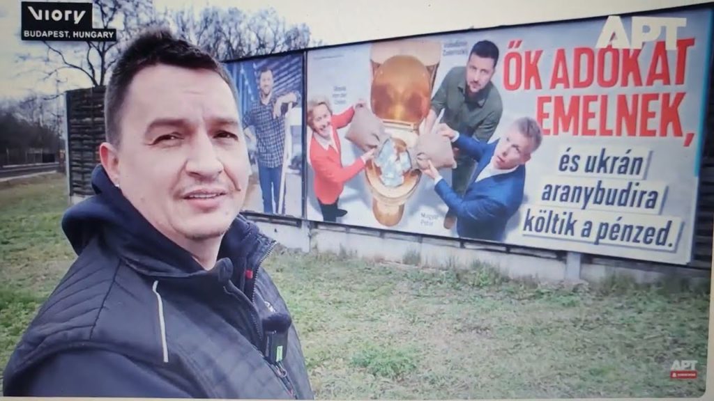 Maďarsko na sítích: plakáty se zlatou toaletou zesměšňují evropské lídry v době korupčního skandálu.