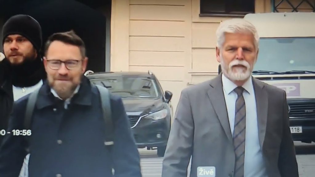 Soudruh generál z Hradu prostě Filipa Turka jmenovat nechce a Andrej Babiš se zbavuje Agrofertu…