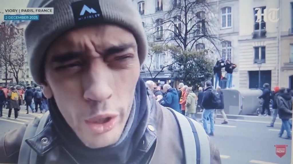 V Paříži vypukly protesty kvůli Macronově rozpočtu ve prospěch zbrojení. „Válečné štvaní k tíži…“