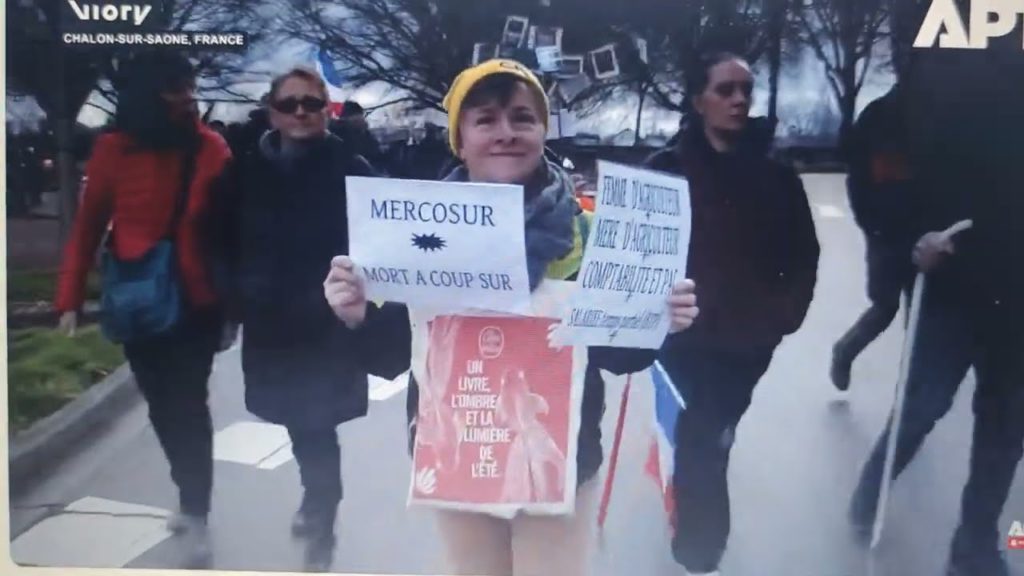 Francouzští farmáři provedli symbolický „pohřeb zemědělství“; protestují proti dohodě EU-Mercosur…