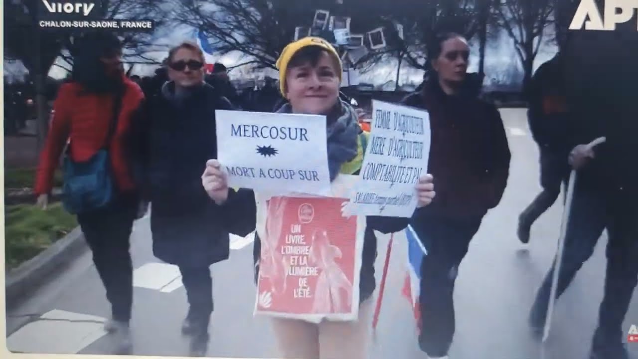 Francouzští farmáři provedli symbolický „pohřeb zemědělství“; protestují proti dohodě EU-Mercosur…
