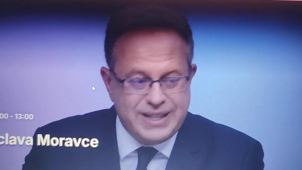 Oni toho brýlatého fialovského fabulátora Moravce ještě z České televize nevyhodili?