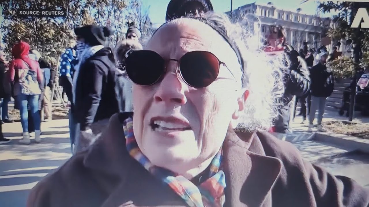 Protesty v District of Columbia vybuchují; lidé napadají Trumpovu politiku za první rok jeho vlády..