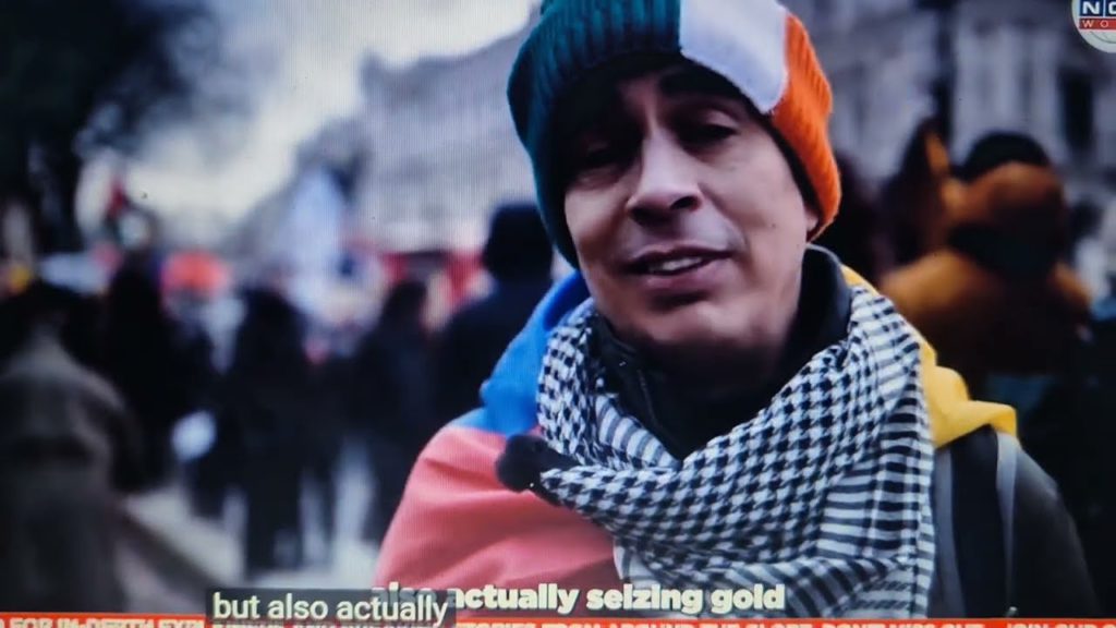 PROTESTY V LONDÝNĚ VYBUCHUJÍ: protestující obviňují premiéra Starmera z podpory Trumpových válek…