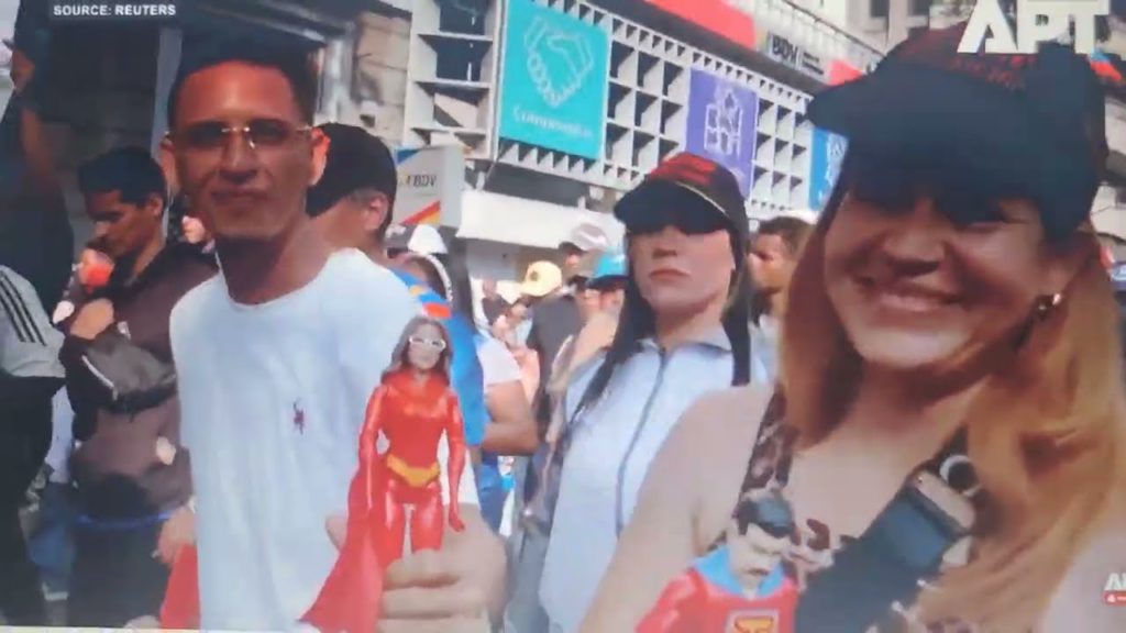 SLEDUJTE: pro-madurovští protestující zaplavili ulice v Caracasu po únosu venezuelského prezidenta..