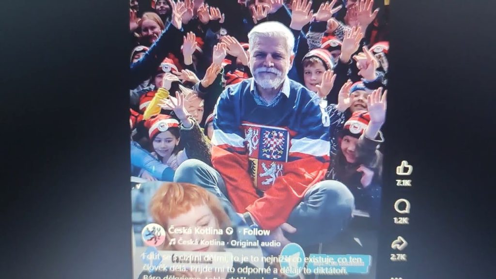 Báro, buďte velkorysejší k soudruhu prezidentovi! Buďte ráda, že se nefotil s nahatými dětmi jako…