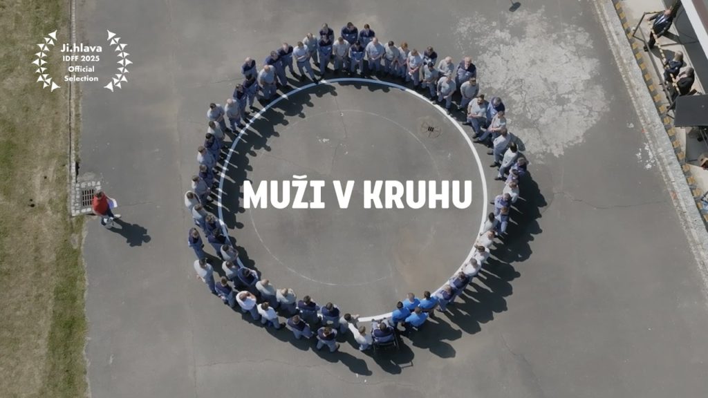 MUŽI V KRUHU: Experiment v českém vězení s muži, kteří padli na dno.