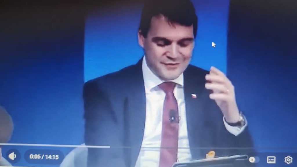 “Nebuďte nervózní a nechte mě domluvit”: český vicepremiér Petr Macinka “usadil” madam Hillary…
