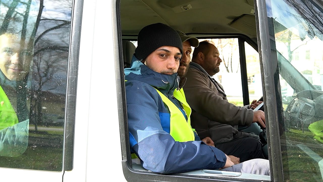 Nie, Rómovia nechcú len dávky: V Spišskej Novej Vsi pracujú!