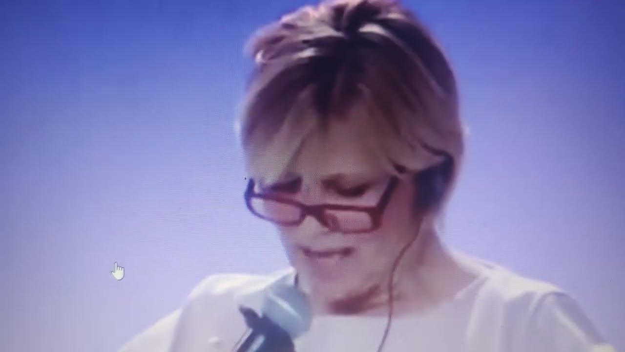 Porovnejte si angličtinu Petra Macinky a soudružky politručky z Hradu. Kdo udělal větší ostudu?