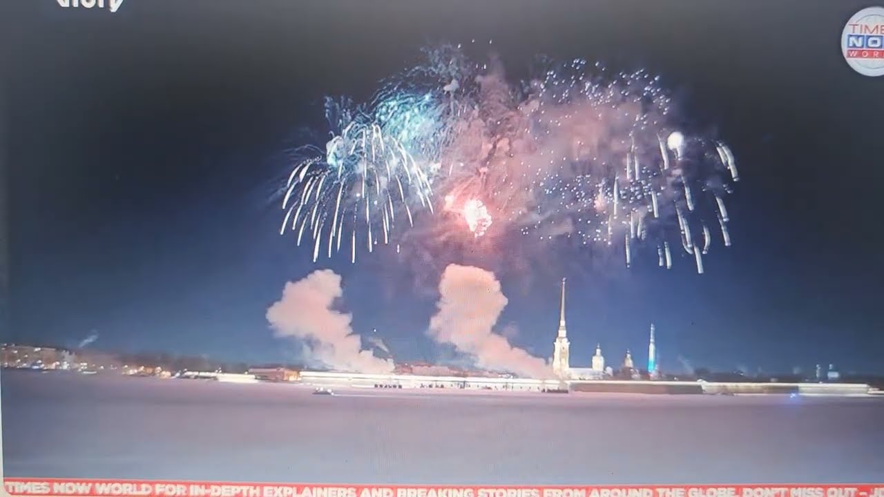 SPEKTAKULÁRNÍ: masívní ohňostroje osvětlily oblohu nad Ruskem na “Den obránců otčiny”…