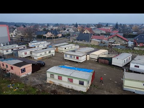 Trebišov: Rómske rodiny v maringotkách, je im zima a zateká im doň.