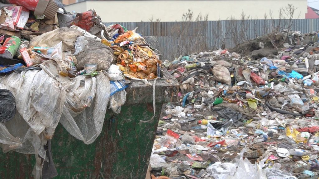 Trebišovská osada sa dusí v odpade: nelegálnu skládku odstraňujú.