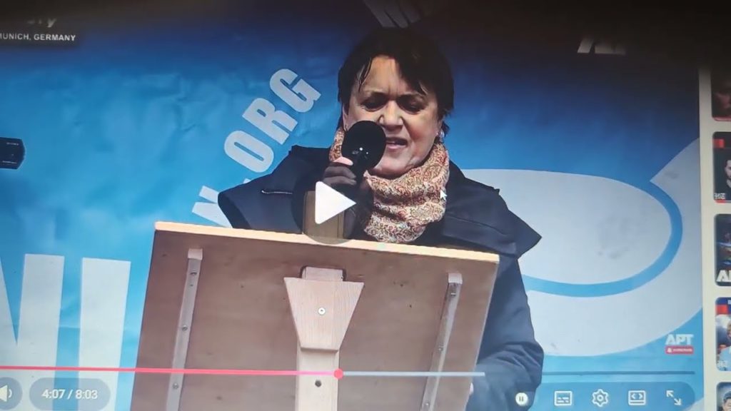 “Žádné peníze pro Zelenského”: protestující proti válce pochodují Mnichovem v době místního summitu.