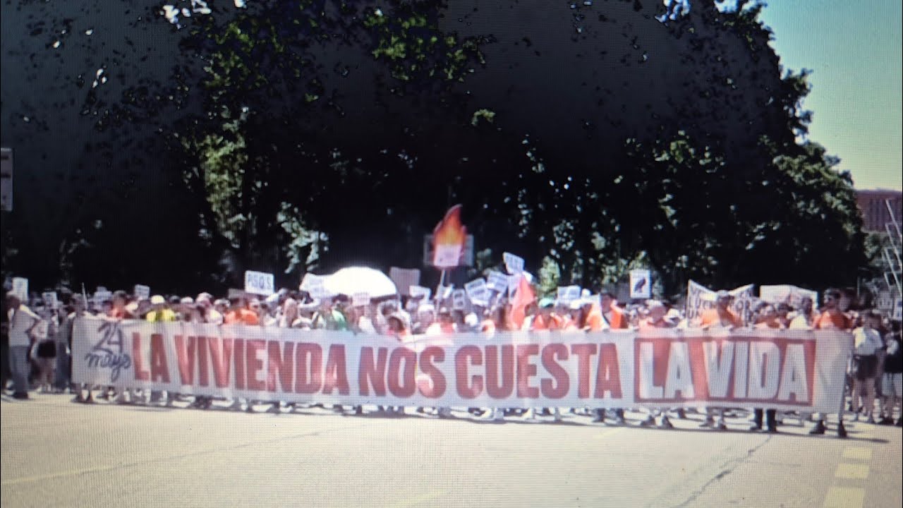 “Chceme sousedy, ne turisty!”: Tisíce lidí zaplavily madridské ulice v době španělské krize bydlení.