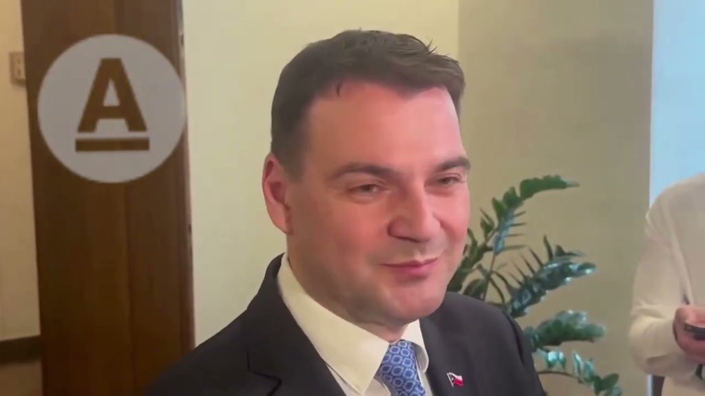 Petr Macinka: Já se omlouvám že váš oblíbený prezident není v pozici ve které by jste ho ráda viděla