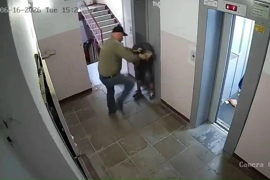 Neznámý muž brutálně zbil školáka ve vchodu výškové budovy ve Vladivostoku.